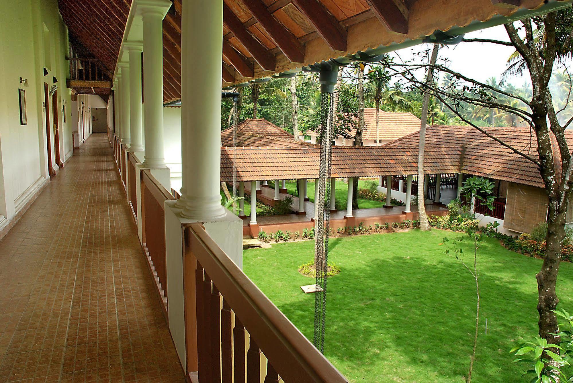 Lemon Tree Vembanad Lake Resort, Kerala Alappuzha Exteriör bild