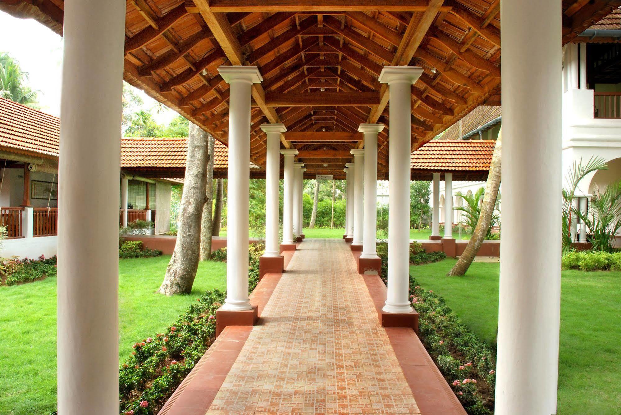 Lemon Tree Vembanad Lake Resort, Kerala Alappuzha Exteriör bild