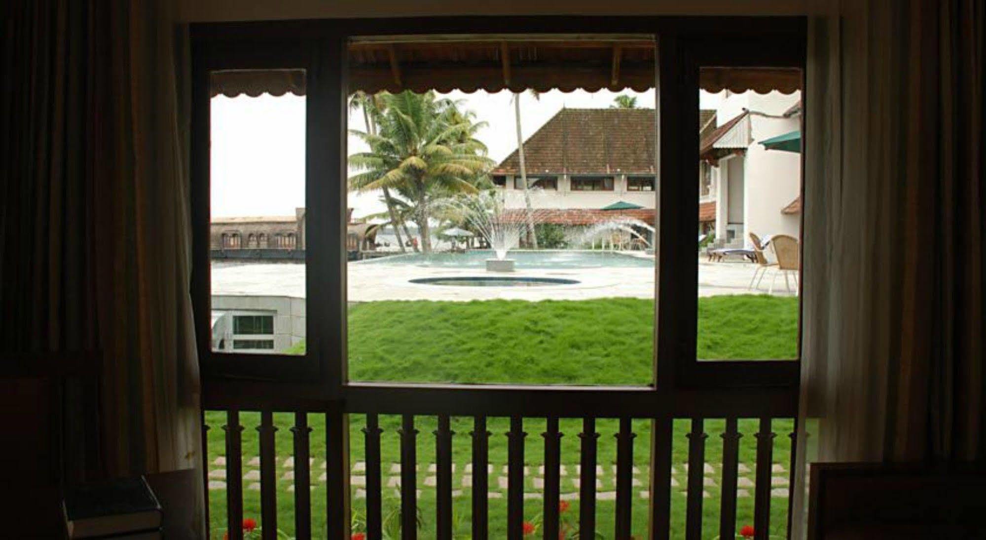 Lemon Tree Vembanad Lake Resort, Kerala Alappuzha Exteriör bild
